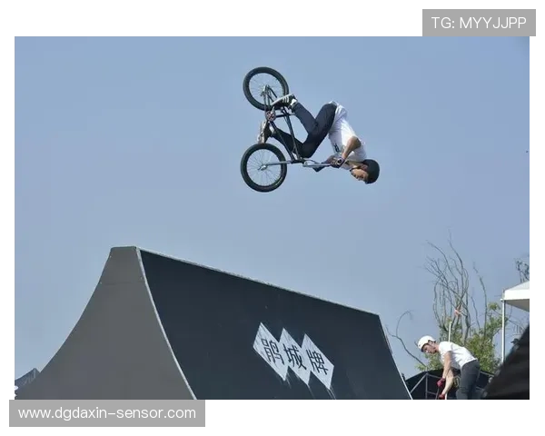 广州极限运动队与重庆极限运动队赛后战术分析与复盘探讨