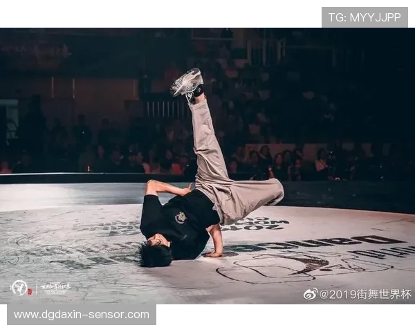 成都攀岩队在世界街舞大赛中以82分稳居积分榜首位